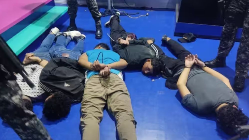 লাইভ সম্প্রচারে টেলিভিশন স্টুডিওতে বন্দুকধারীদের হামলা