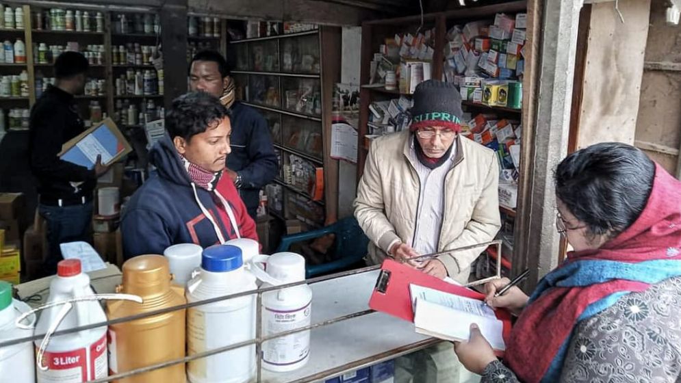 মান্দায় ভেটেরিনারি ওষুধের দোকানে অভিযান, জরিমানা