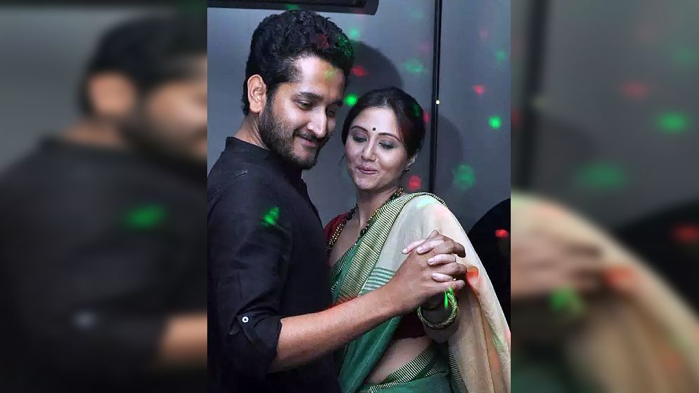 এবার পরমকে জড়িয়ে ধরলেন স্বস্তিকা