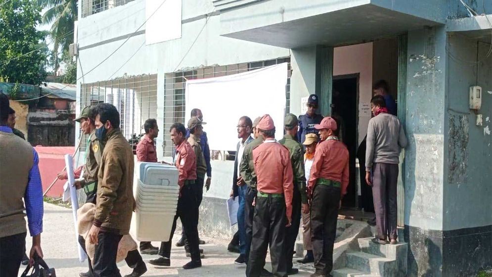 কাঁঠালিয়া উপজেলার নির্বাচনী সরঞ্জামাদি বিতরণ