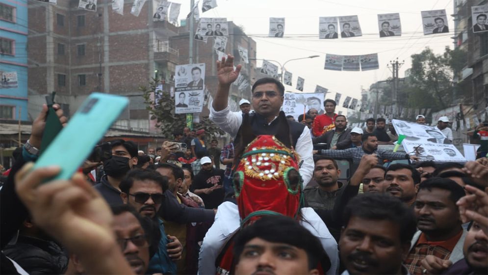 ঘোড়ায় চড়ে নৌকায় ভোট চাইলেন সাঈদ খোকন