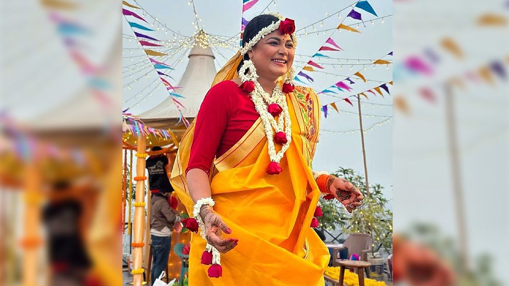 বিয়ের একগুচ্ছ ছবি প্রকাশ্যে আনলেন মৌসুমী হামিদ