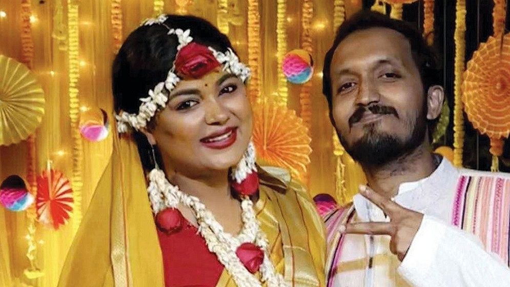 বিয়ের একগুচ্ছ ছবি প্রকাশ্যে আনলেন মৌসুমী হামিদ