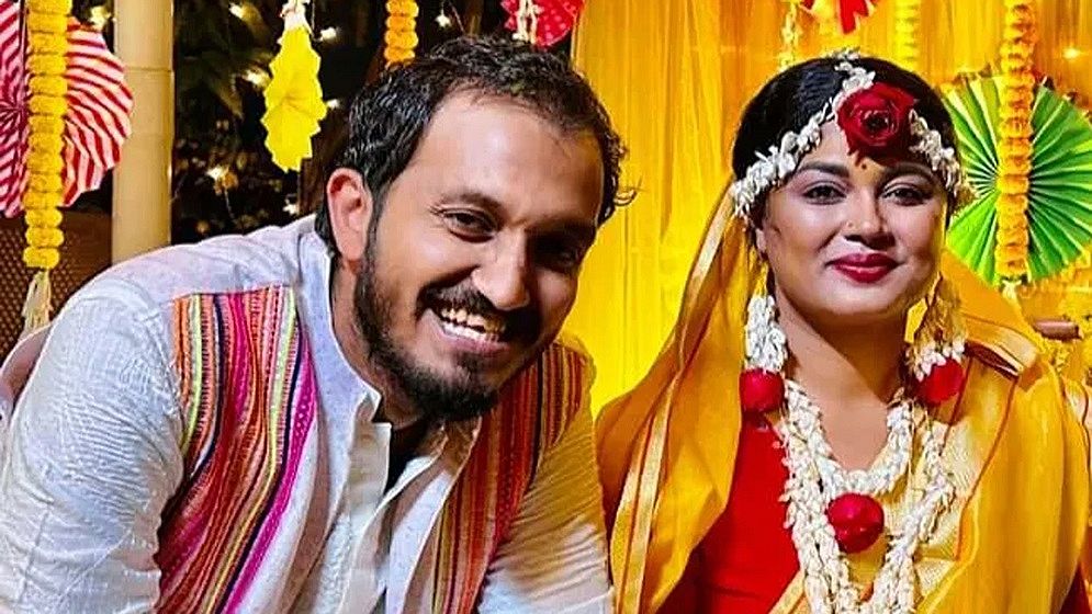 বিয়ের একগুচ্ছ ছবি প্রকাশ্যে আনলেন মৌসুমী হামিদ