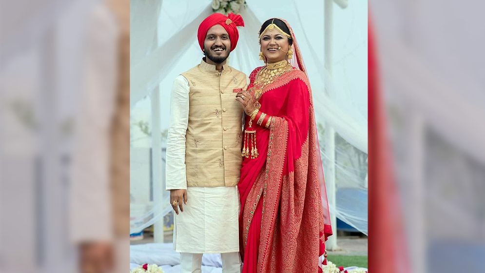 বিয়ের একগুচ্ছ ছবি প্রকাশ্যে আনলেন মৌসুমী হামিদ
