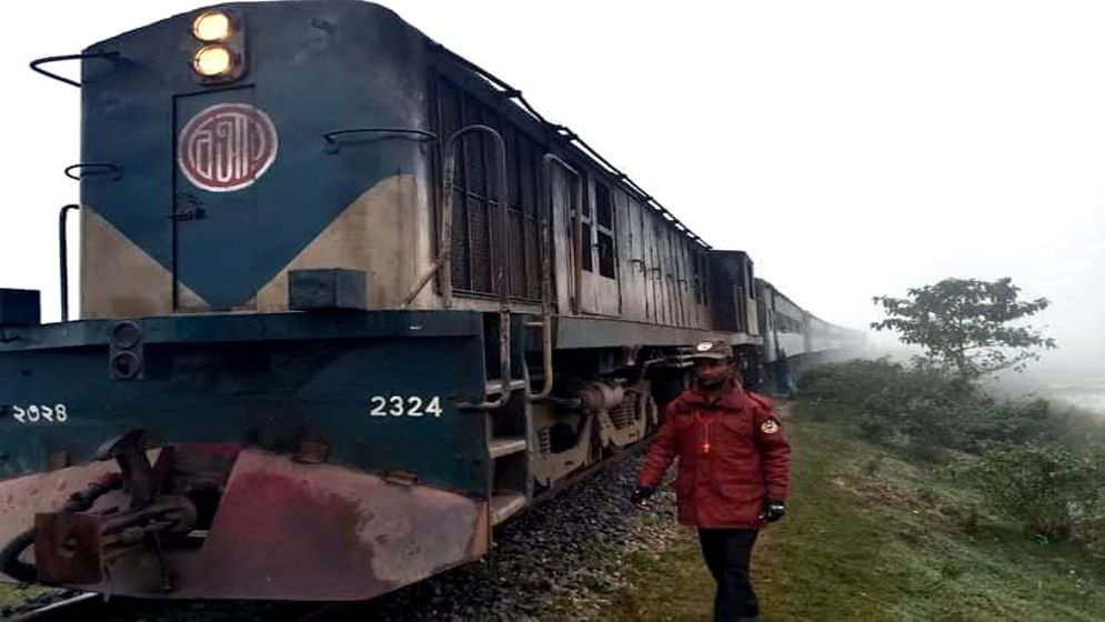 নেত্রকোণায় অল্পের জন্য  রক্ষা পেল ট্রেন যাত্রীরা
