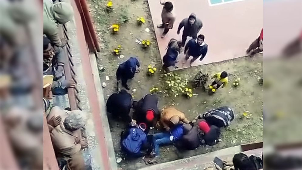আদালতের ছাদ থেকে স্ত্রীকে ধাক্কা দিয়ে স্বামীর আত্মহত্যার চেষ্টা