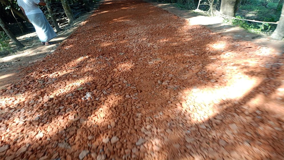সড়ক সংস্কারে নিম্নমানের সামগ্রী ব্যবহার 