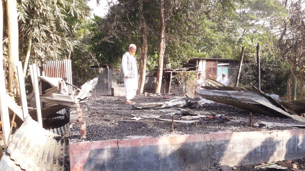 সালথায় স্বতন্ত্র প্রার্থীর সমর্থকের বাড়িতে অগ্নিসংযোগ
