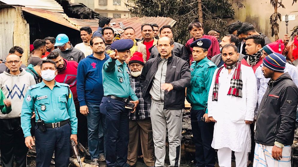 তেজগাঁওয়ে অগ্নিকাণ্ডে ক্ষতিগ্রস্ত বস্তি পরিদর্শন মেয়র আতিকের