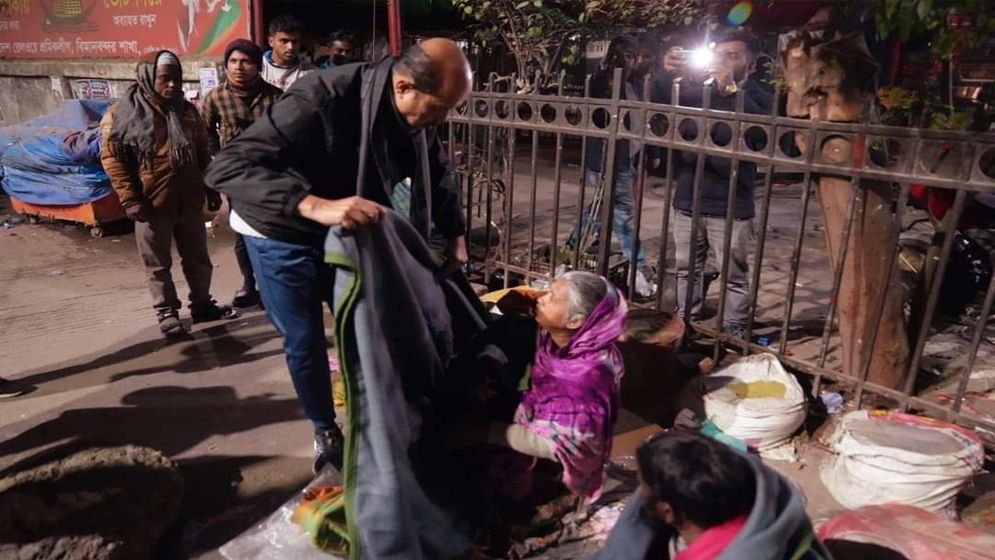 গভীর রাতে শীতার্ত মানুষের পাশে মেয়র আতিক