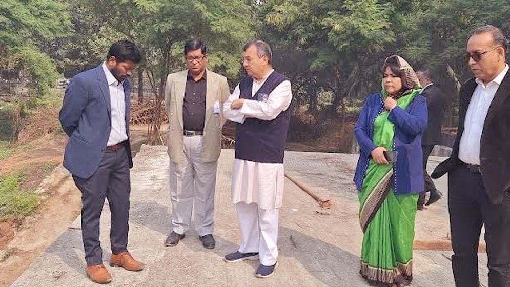 ওসমানী উদ্যানে তাৎক্ষণিকভাবে বর্জ্য পোড়ানো বন্ধ করলেন পরিবেশমন্ত্রী