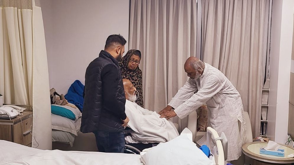 ড. মোশাররফকে দেখতে হাসপাতালে গেলেন মঈন খান