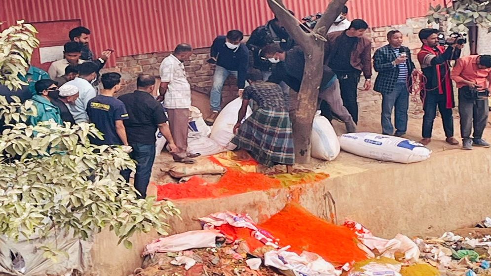 চট্টগ্রামে অভিযান চালিয়ে ৯০০ কেজি ভেজাল মসলা জব্দ