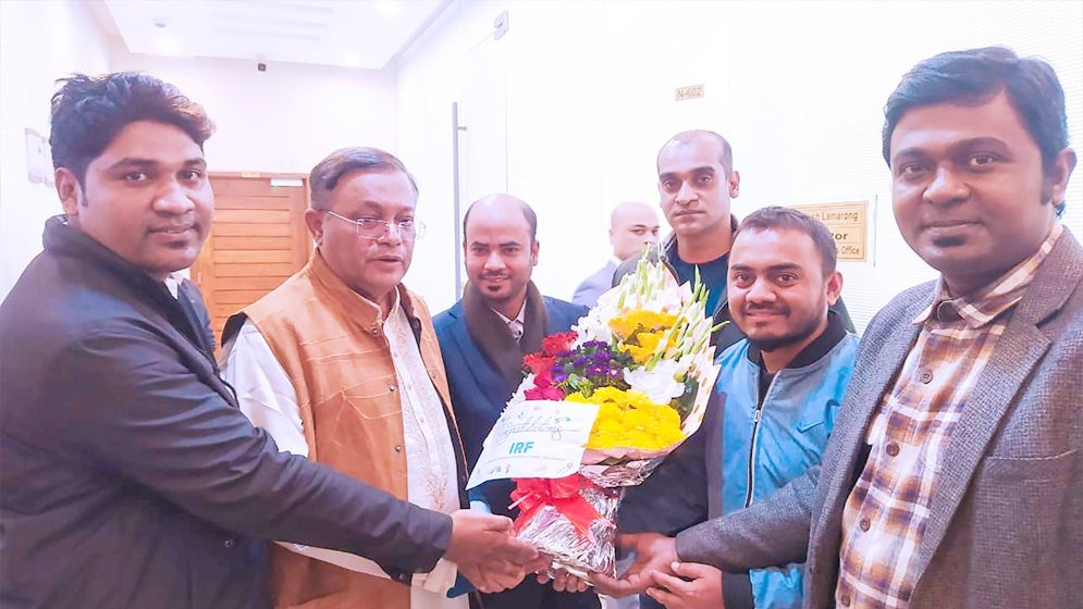 পররাষ্ট্রমন্ত্রীকে ফুল দিয়ে শুভেচ্ছা জানালো আইআরএফ