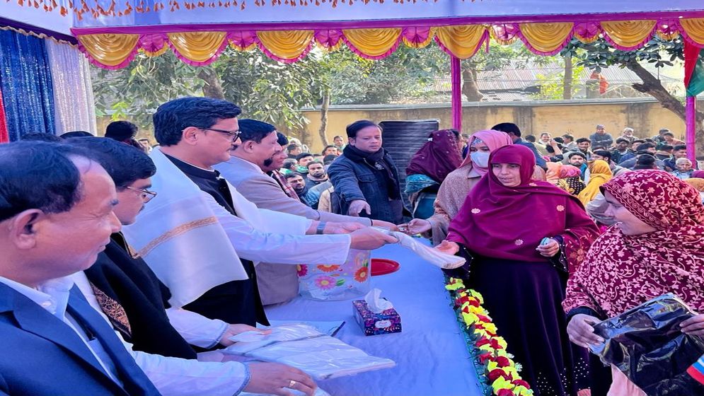 নির্বাচনে দায়িত্বে থাকা নেতাদের কাশ্মীরি শাল দিলেন নৌপরিবহন প্রতিমন্ত্রী