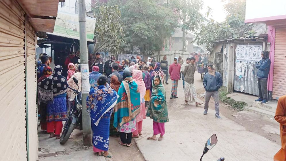 সিরাজগঞ্জে একই পরিবারের তিনজনকে গলা কেটে হত্যা