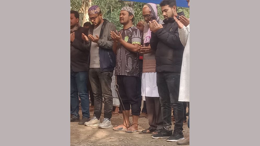 মির্জাগঞ্জে ডান্ডাবেরি পড়া অবস্থায় বাবার জানাজায় সন্তান 