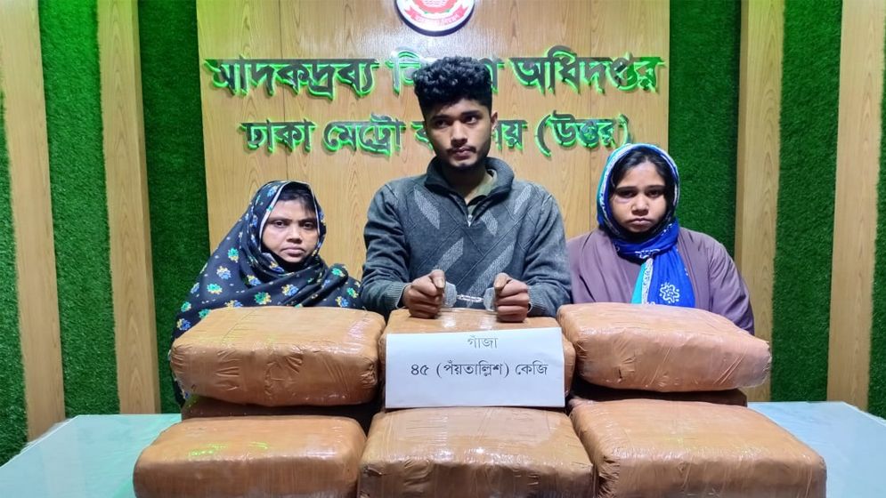 ভাড়াটিয়ার বেশে গাঁজার কারবার