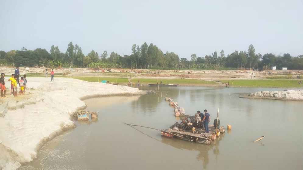 ভোরের কাগজে বালু উত্তোলনের সংবাদ প্রকাশের পর শিবালয়ে ভ্রাম্যমাণ আদালত
