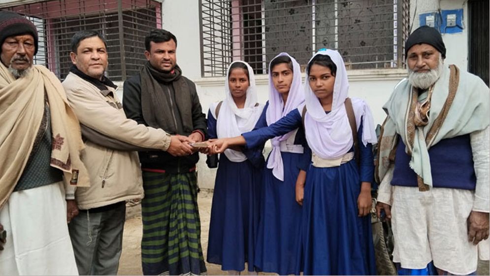 কুড়িয়ে পাওয়া ৮০ হাজার টাকা ফিরিয়ে দিলেন স্কুল ছাত্রী