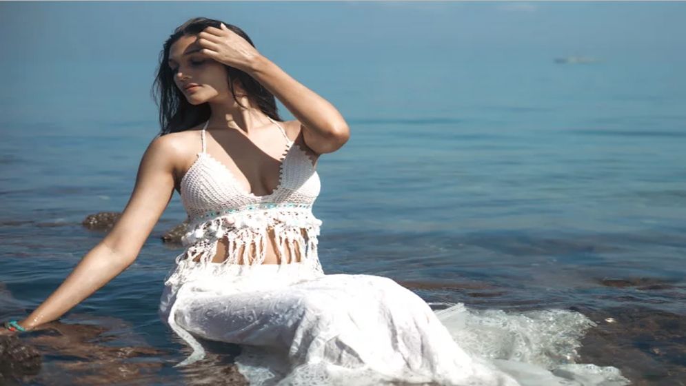 সমুদ্রস্নানে ফ্রেমবন্দী হলেন মডেল শিলা