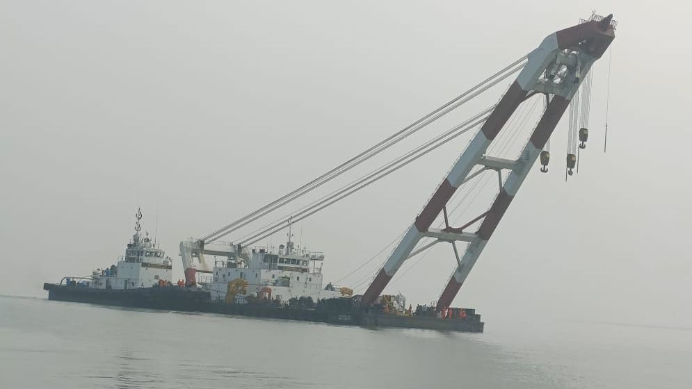 দুর্ঘটনাস্থলে উদ্ধারকারী জাহাজ প্রত্যয়, প্রাথমিক কার্যক্রম শুরু