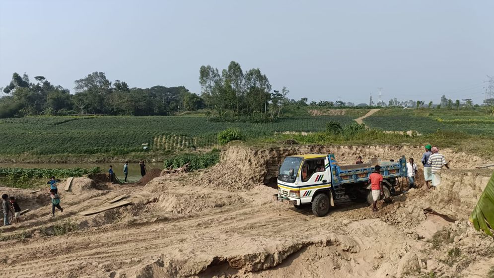 ফটিকছড়িতে হালদার পাড় কাটায় প্রশাসনের অভিযান