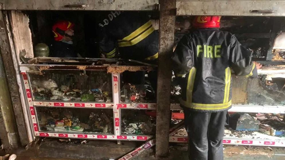 চকবাজারে সোলায়মান টাওয়ারের আগুন নিয়ন্ত্রণে