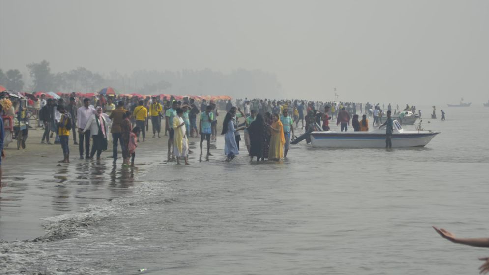 শীত উপেক্ষা করে হাজারো পর্যটকে মুখর কুয়াকাটা সৈকত