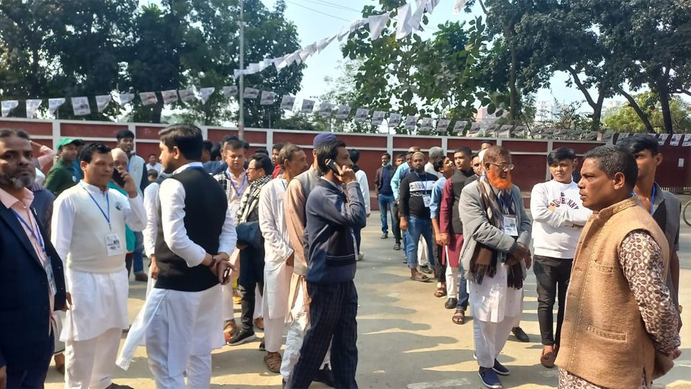 সময় গড়ানোর সঙ্গে ঢাকা-৫ আসনে বাড়ছে ভোটার উপস্থিতি