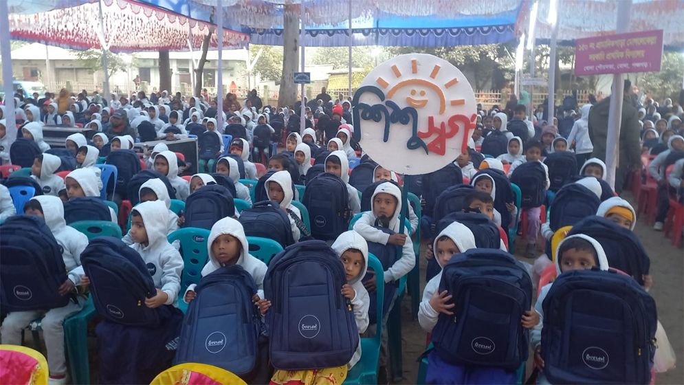 পঞ্চগড়ে শীতবস্ত্র ও ব্যাগ পেল এক হাজার শিশু