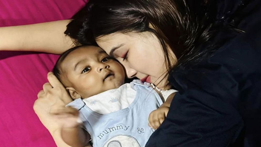 সন্তানের জন্য দোয়া চেয়ে মাহির আবেগঘন স্ট্যাটাস