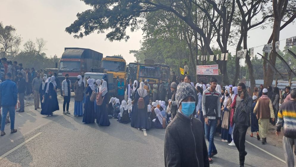 ফুটওভার ব্রিজের দাবীতে শিক্ষার্থীদের সড়ক অবরোধ