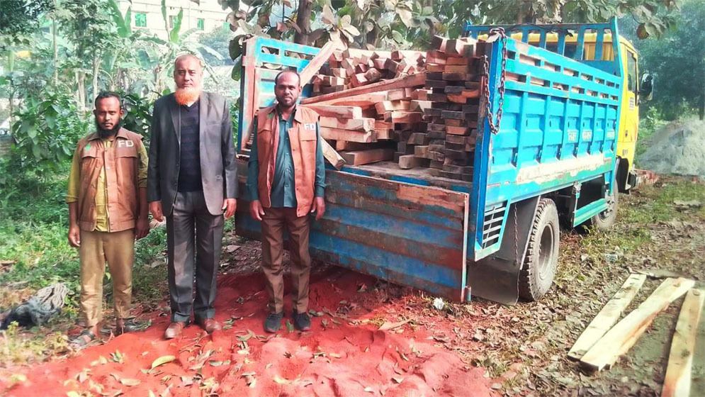 সোনারগাঁওয়ে চোরাই সেগুন কাঠসহ ট্রাক আটক