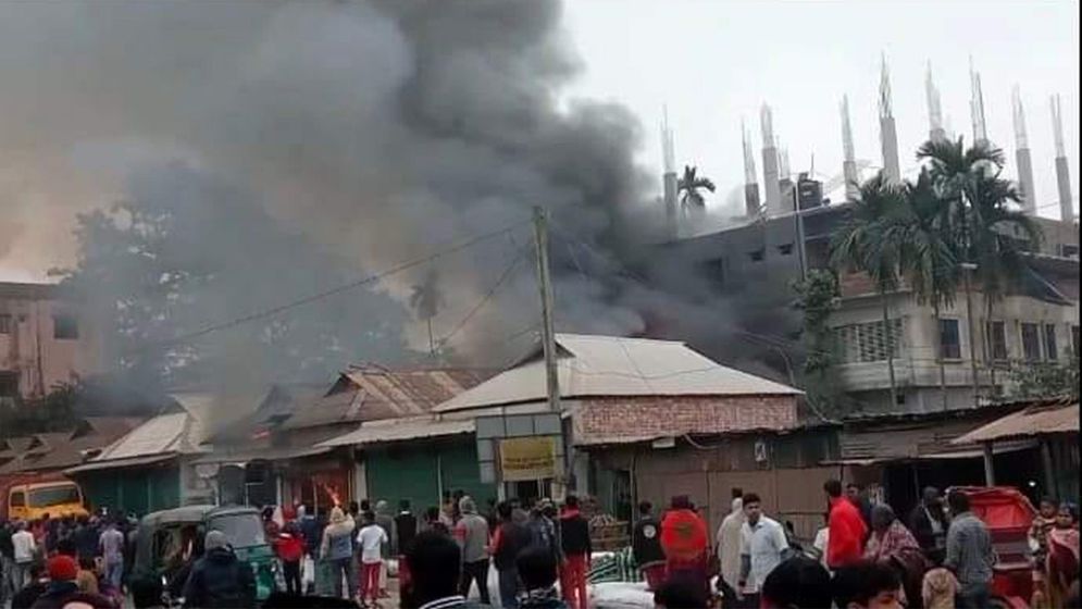 শ্যামগঞ্জে ভয়াবহ অগ্নিকাণ্ডে দুটি ব্যবসা প্রতিষ্ঠান ভস্মীভূত