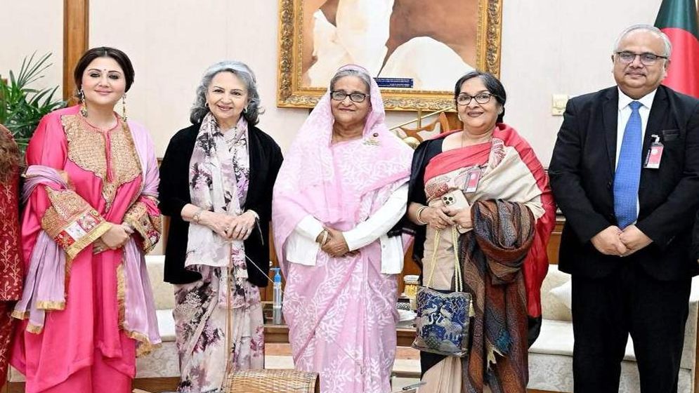 প্রধানমন্ত্রীর সঙ্গে সৌজন্য সাক্ষাৎ করলেন শর্মিলা ঠাকুর