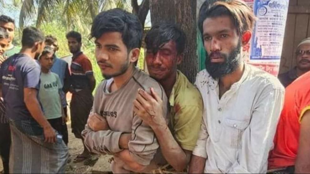 সাতকানিয়ায় অস্ত্রসহ ৪ যুবক আটক
