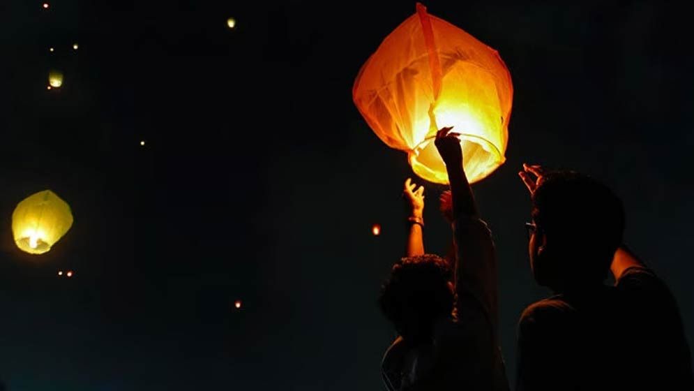 নিষেধাজ্ঞার পরও আতশবাজি-ফানুসে নতুন বছর উদযাপন