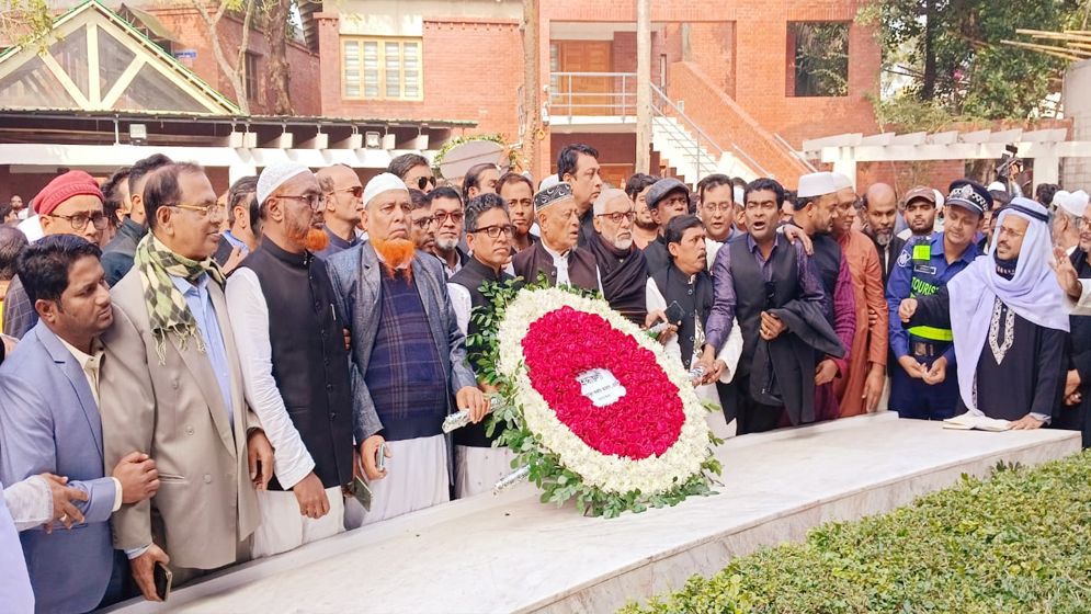 বঙ্গবন্ধুর সমাধিতে নবনির্বাচিত এমপি আজাদের শ্রদ্ধা
