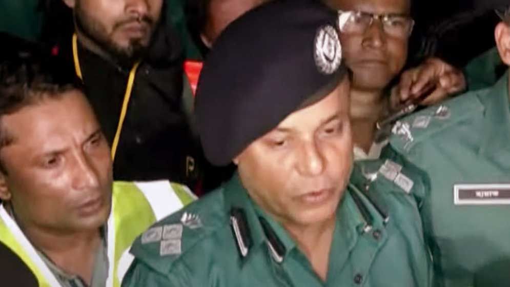 পরিকল্পিতভাবে বেনাপোল এক্সপ্রেসে আগুন: ডিএমপি