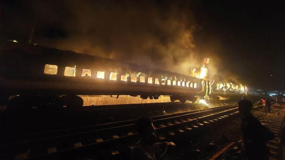 আগুনে বগি পুড়েছে ৩টি: এখনো ঝুঁকিতে ট্রেনের পাওয়ার রুম