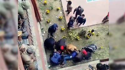 আদালতের ছাদ থেকে স্ত্রীকে ধাক্কা দিয়ে স্বামীর আত্মহত্যার চেষ্টা