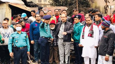 তেজগাঁওয়ে অগ্নিকাণ্ডে ক্ষতিগ্রস্ত বস্তি পরিদর্শন মেয়র আতিকের