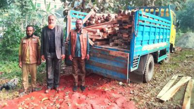 সোনারগাঁওয়ে চোরাই সেগুন কাঠসহ ট্রাক আটক