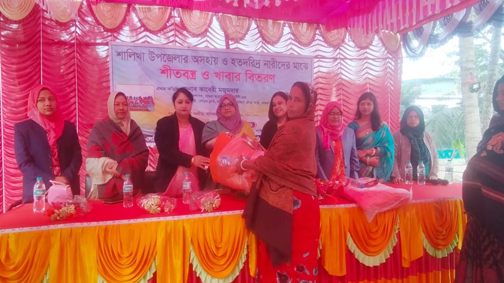 লেডিস ক্লাবের পক্ষ থেকে অসহায় নারীদের মাঝে শীতবস্ত্র বিতরণ