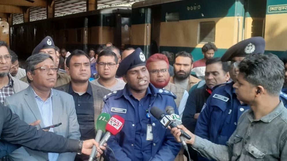 বেনাপোল এক্সপ্রেসে আগুন দেয়া হয় বগির ভেতর