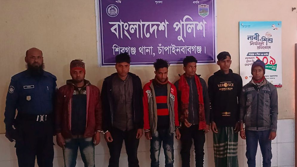 চাঁপাইনবাবগঞ্জে ডাকাতির প্রস্তুতিকালে আটক ৬