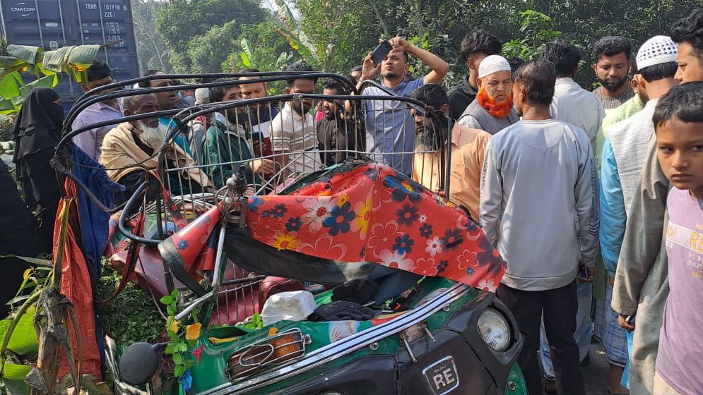 দাউদকান্দিতে সিএনজি-কাভার্ডভ্যান মুখোমুখি সংঘর্ষে নিহত ৫