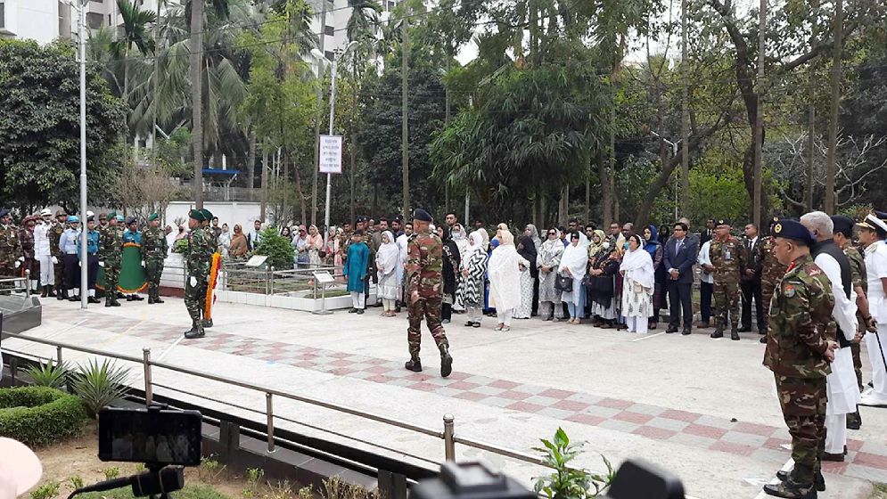 পিলখানা হত্যাকাণ্ডে শহীদদের প্রতি শ্রদ্ধা নিবেদন
